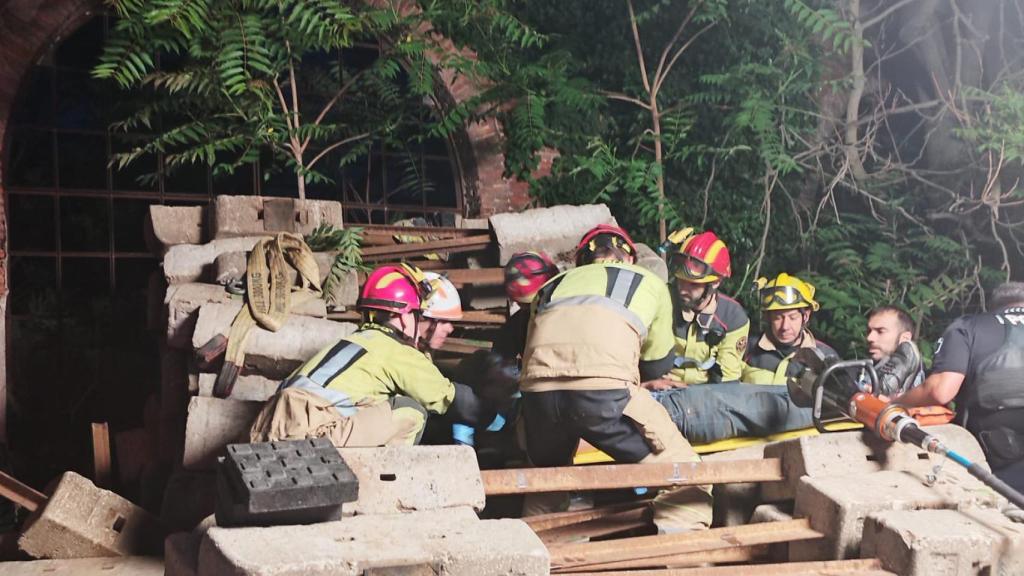 Imagen del rescate de un joven en el antiguo depósito de locomotoras de Valladolid