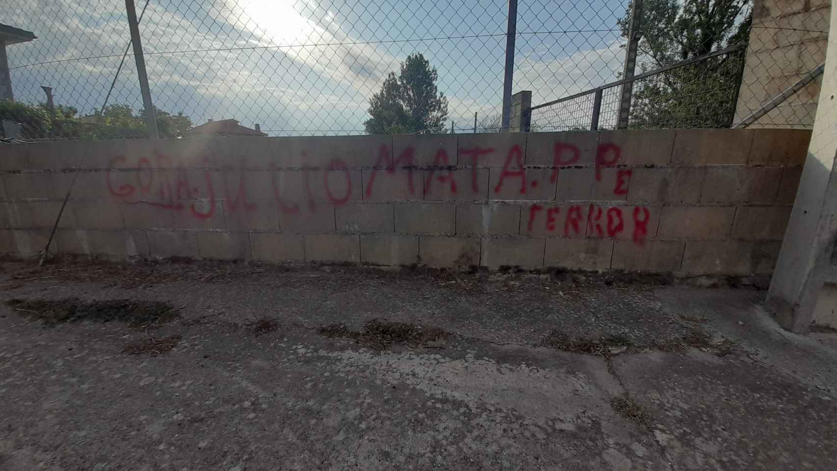 Imagen de las pintadas contra PP y PSOE en pueblos de Zamora
