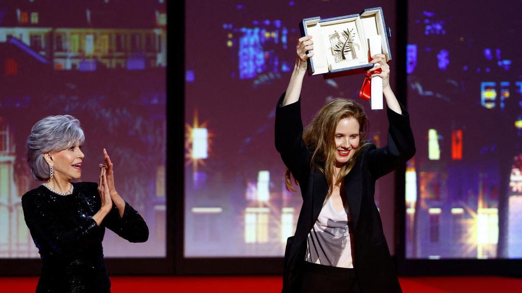 Justine Triet recibe la Palma de Oro de manos de Jane Fonda. Foto: Eric Gaillard (Reuters)