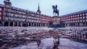 Plaza Mayor de Madrid tras la tormenta, reflejada en el suelo.