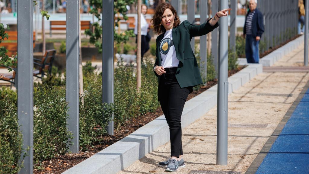 Isabel Díaz Ayuso da un paseo por el Parque de Santander, en el distrito de Chamberí.