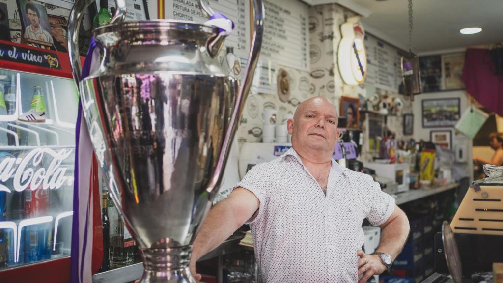 Toñín El Torero, en su bar de Entrevías, un santuario para los aficionados del Real Madrid.