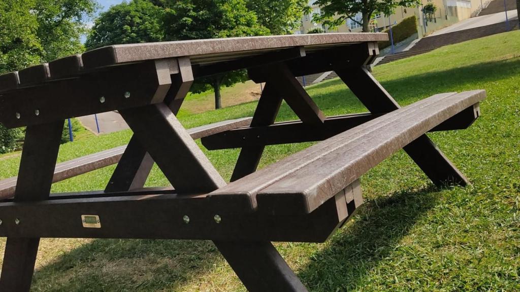 Mesas de picnic con material reciclado.