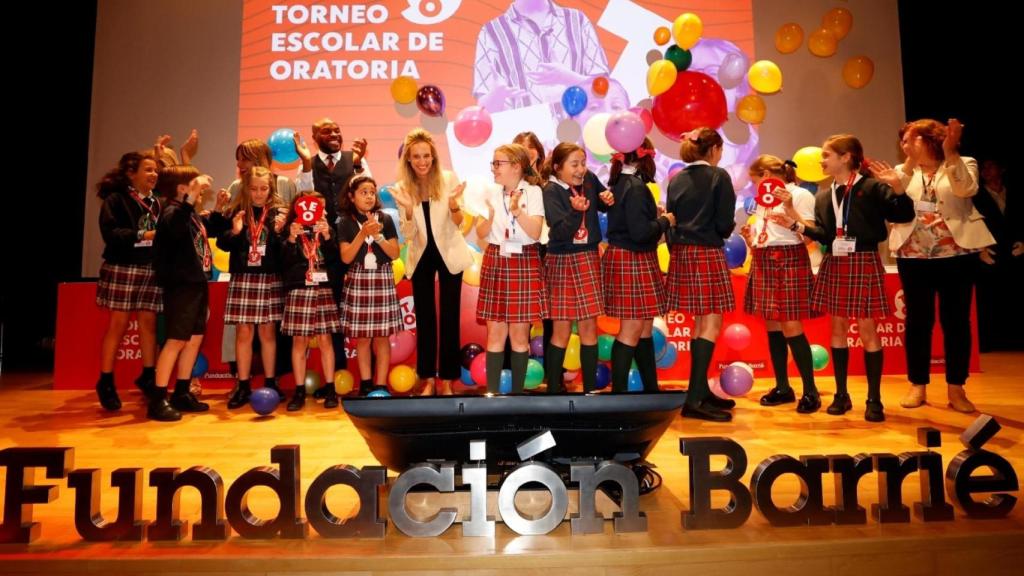 Los dos equipos ganadores junto a la directora de la Fundación Barrié y la directora de la escuela de oratoria.