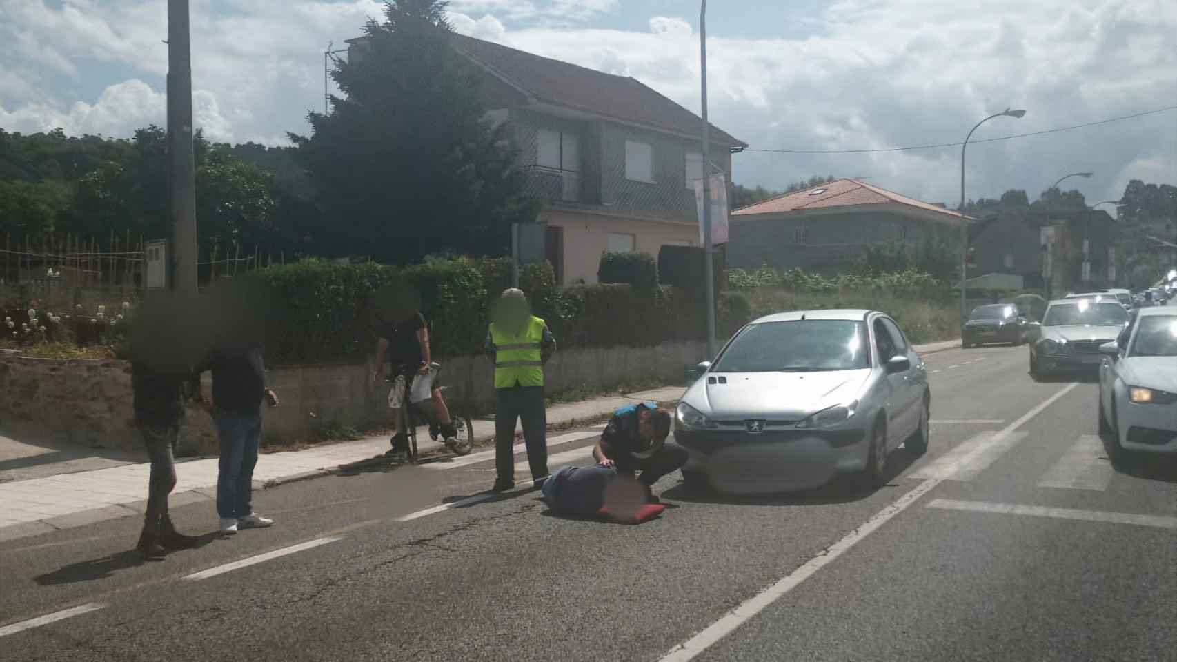 Un varón resulta herido en un atropello en Poio.