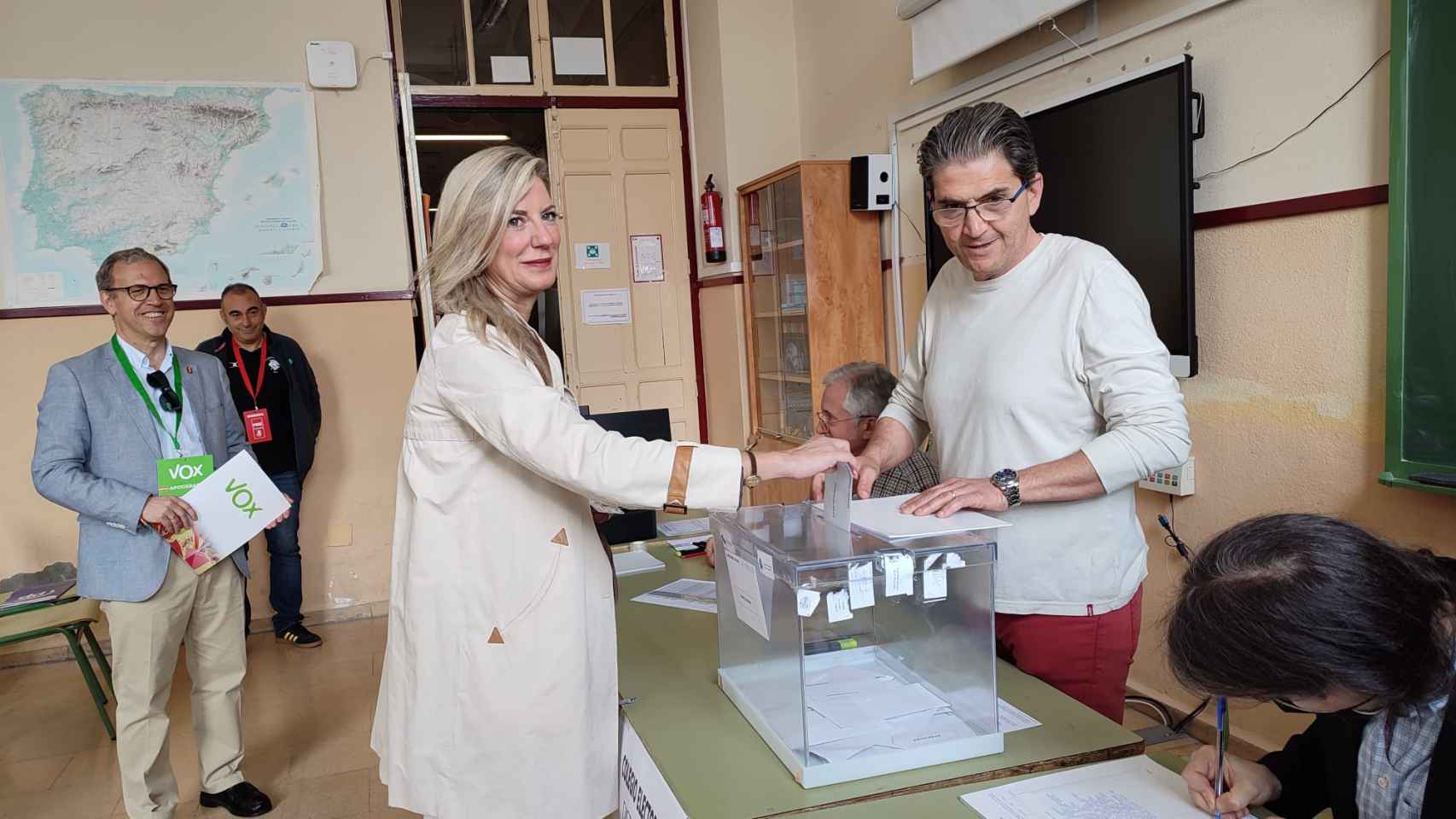 La candidata de Vox a la Alcaldía de Valladolid, Irene Carvajal, ejerciendo su derecho a voto, con Mariano Veganzones al fondo