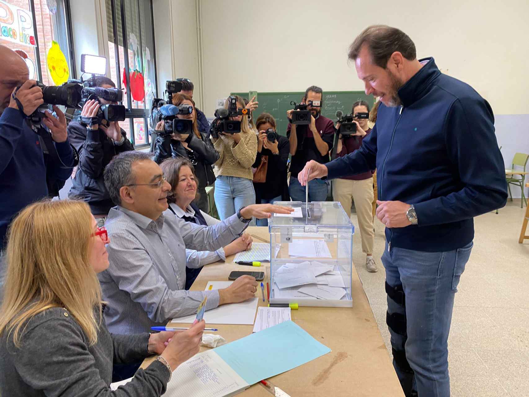 Óscar Puente ejerciendo su derecho a voto en el CEIP Ponce de León