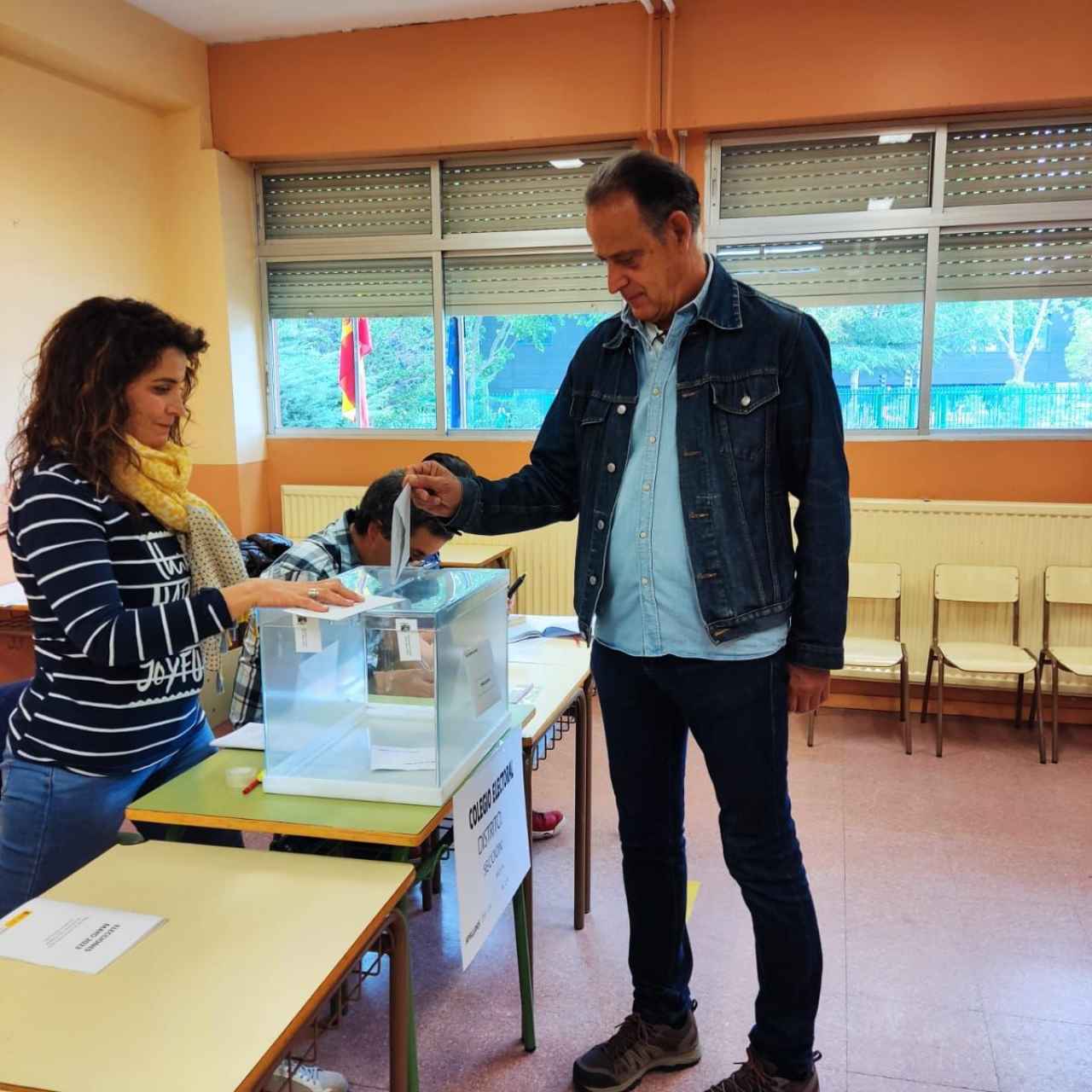Cecilio Vadilllo (Contigo Avanzamos) ejerciendo su derecho a voto