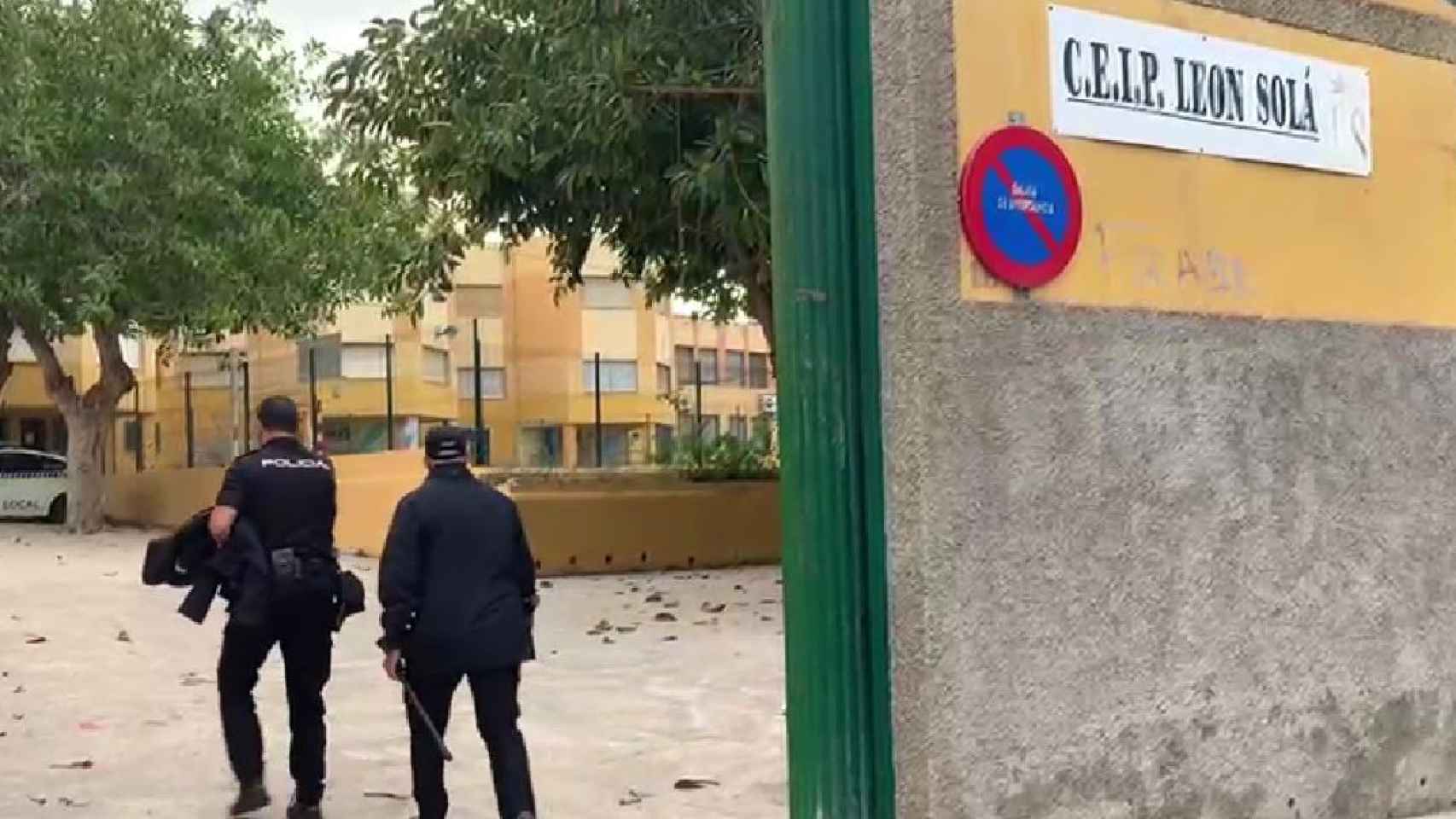 Dos agentes de Policía Nacional entran en el CEIP León Solá, donde ha tenido lugar la emisión deun voto irregular.