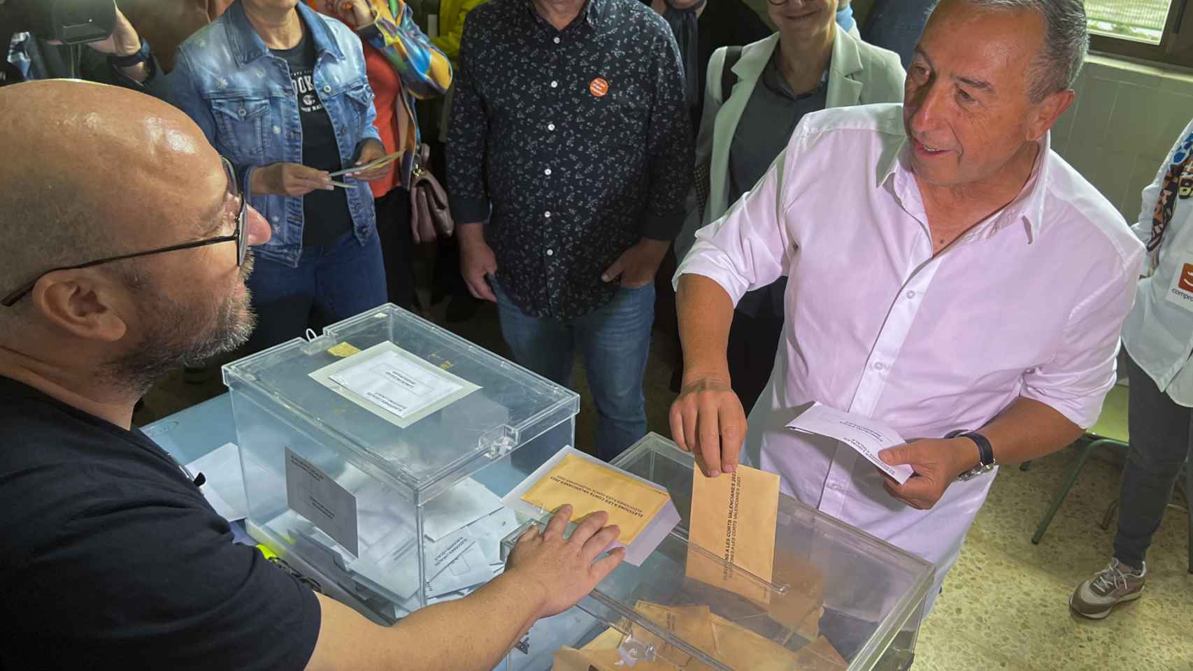 El candidato de Compromís a la Generalitat, Joan Baldoví, votando este domingo.