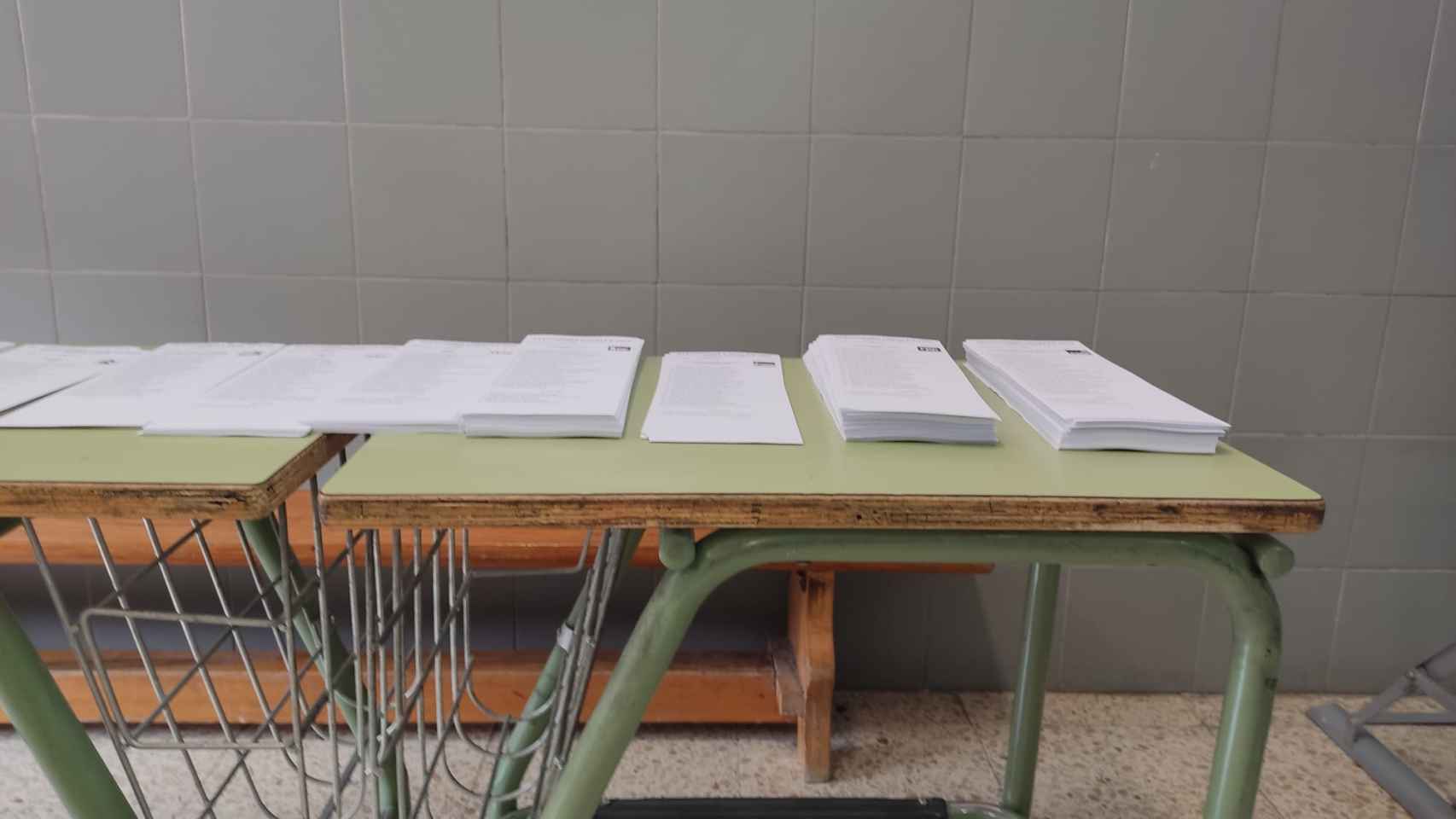 Mesa con papeletas en un colegio electoral de Zamora donde se aprecian menos de Vox