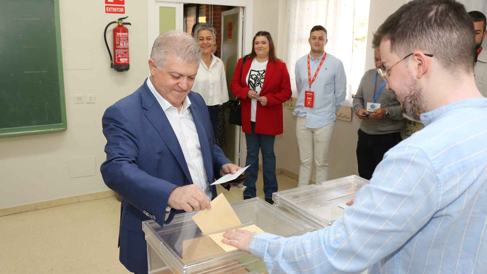 El candidato autonómico del PSOE, Pepe Vélez, este domingo, votando en el Colegio de la Esperanza en Calasparra.