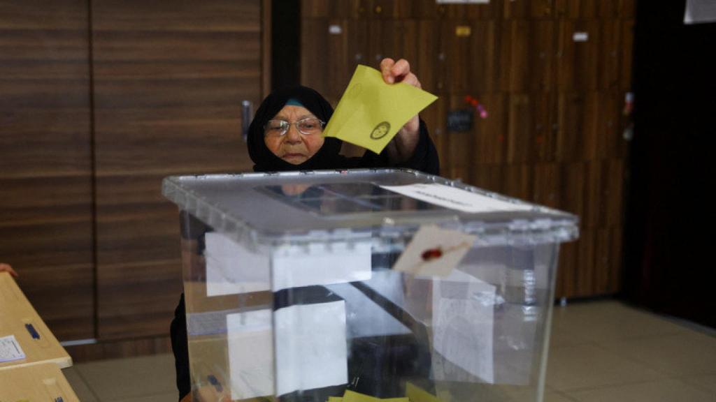 Mujer turca acude a ejercer su derecho a voto en las elecciones presidenciales.