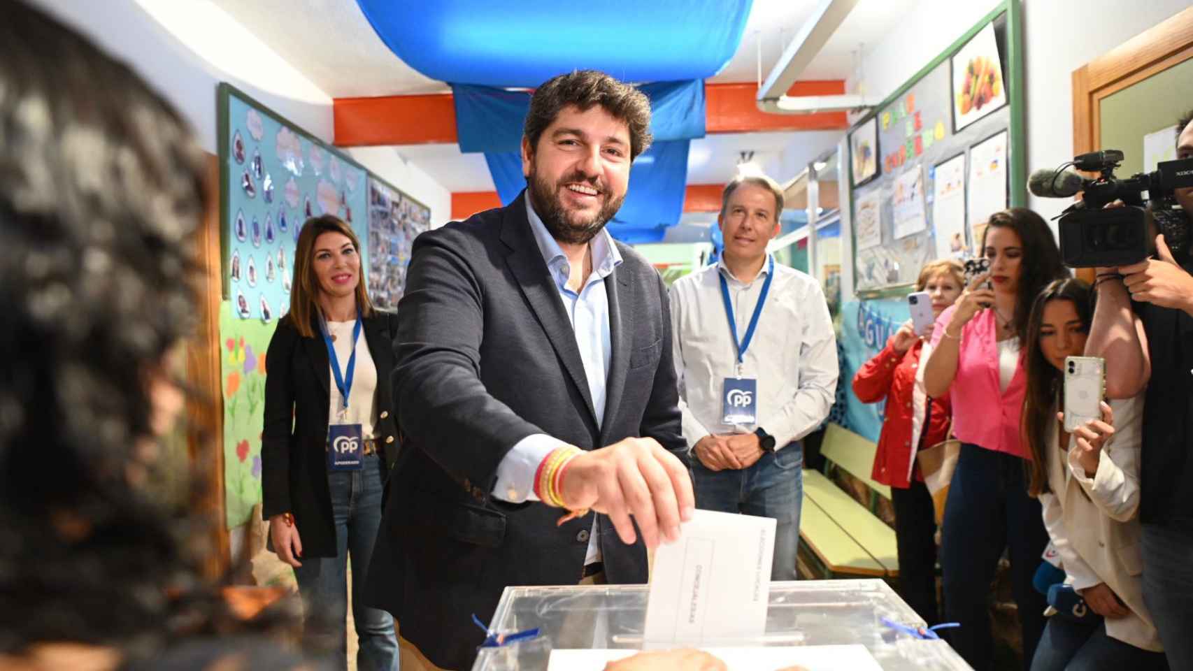 Fernando López Miras, candidato del PP, este domingo, votando en el Colegio San José de su ciudad natal: Lorca.