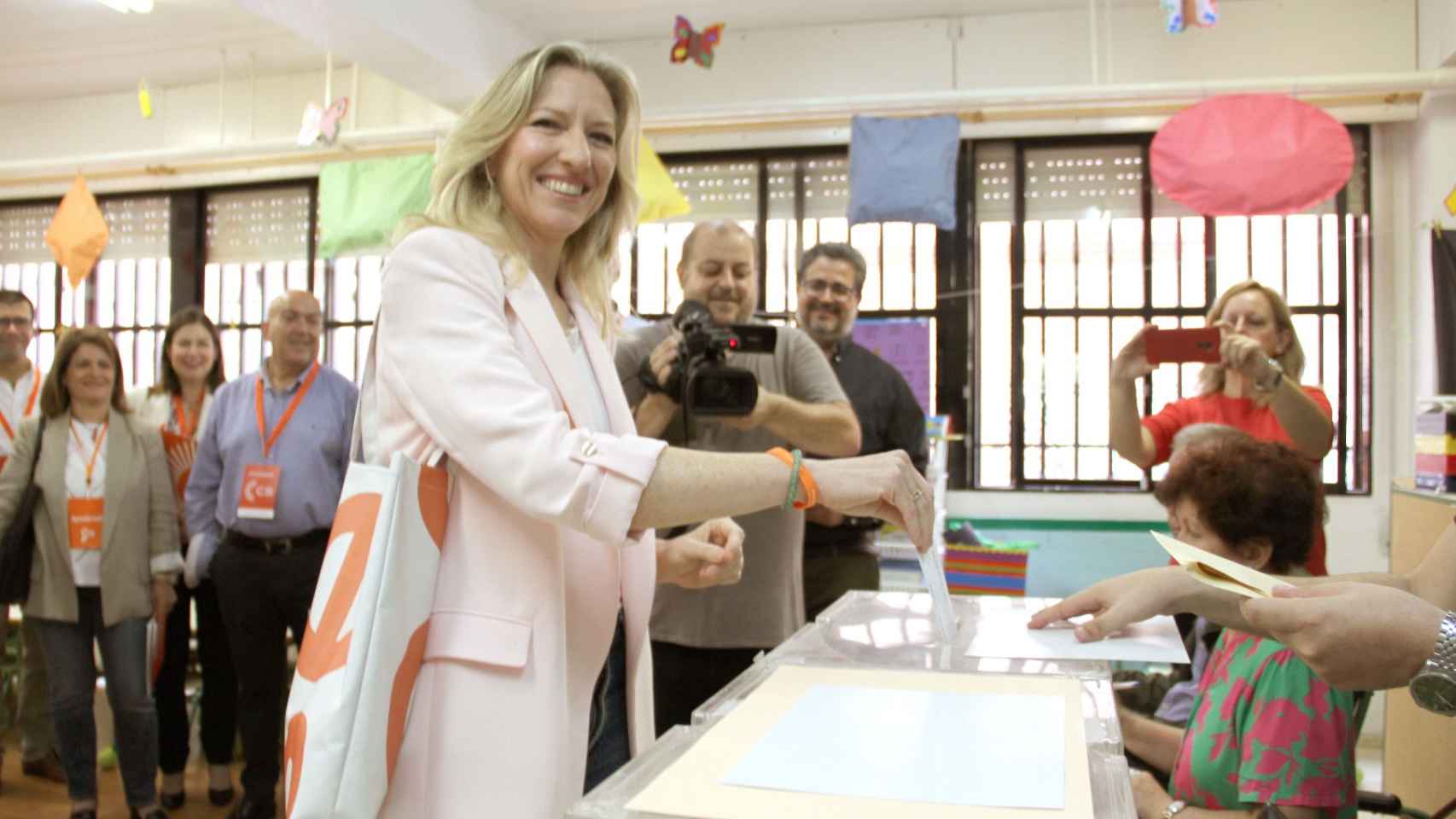 La candidata autonómica de Ciudadanos, María José Ros, votando en el Colegio Los Álamos del Barrio de El Carmen.