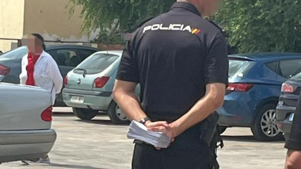 Un agente de la Policía Nacional con los sobres interceptados.