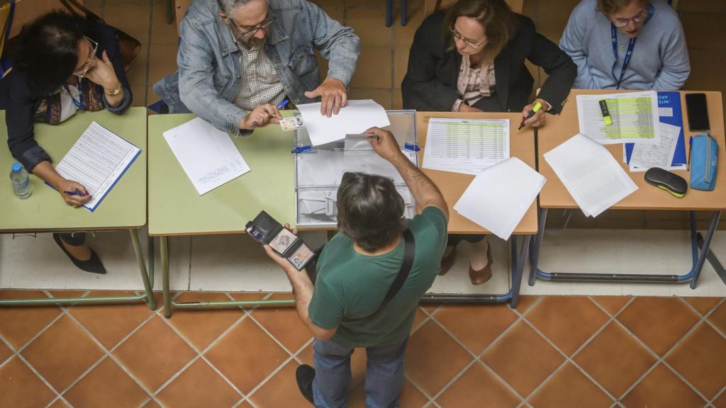 Una persona ejerce su derecho al voto en un colegio electoral de Sevilla.