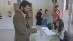 El vicepresidente de la Junta, Juan García-Gallardo, ejerce el derecho al voto esta tarde en Burgos.