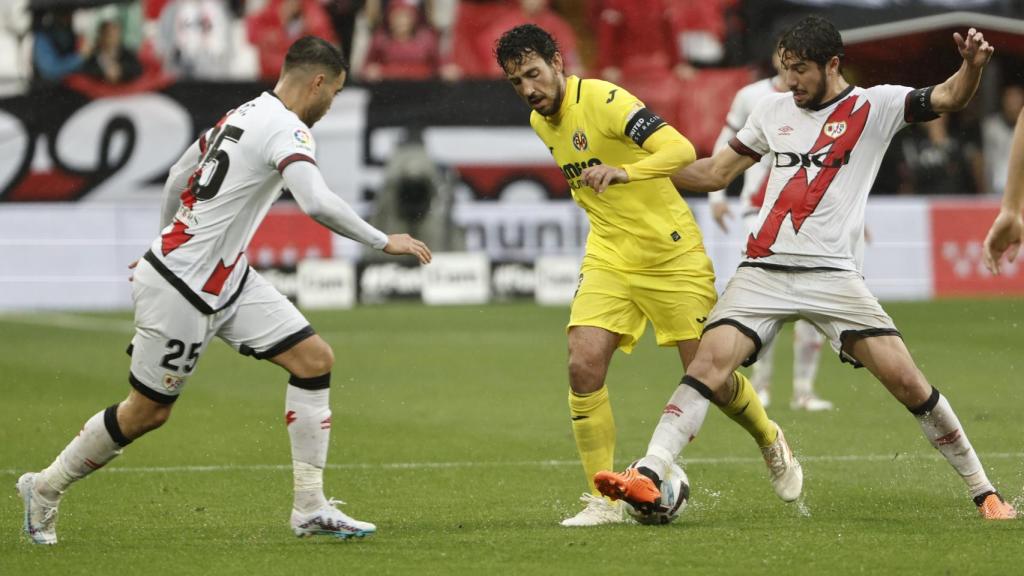 Un lance del partido entre el Rayo Vallecano y el Villarreal.