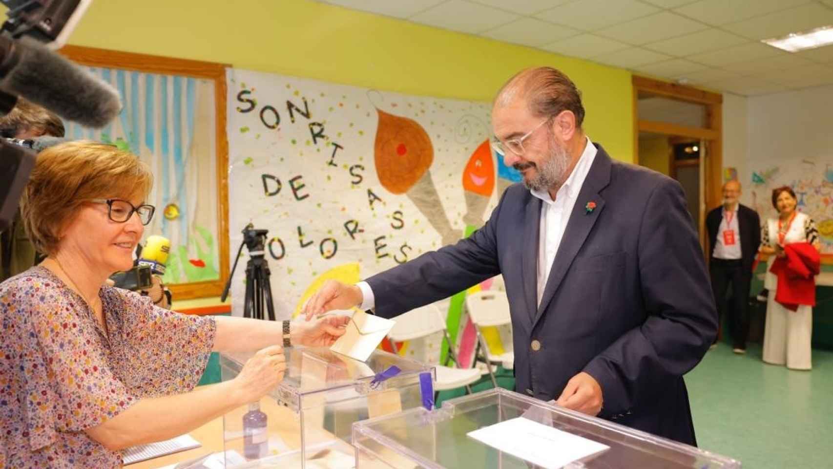 El candidato del PSOE, Javier Lambán, acudiendo a votar