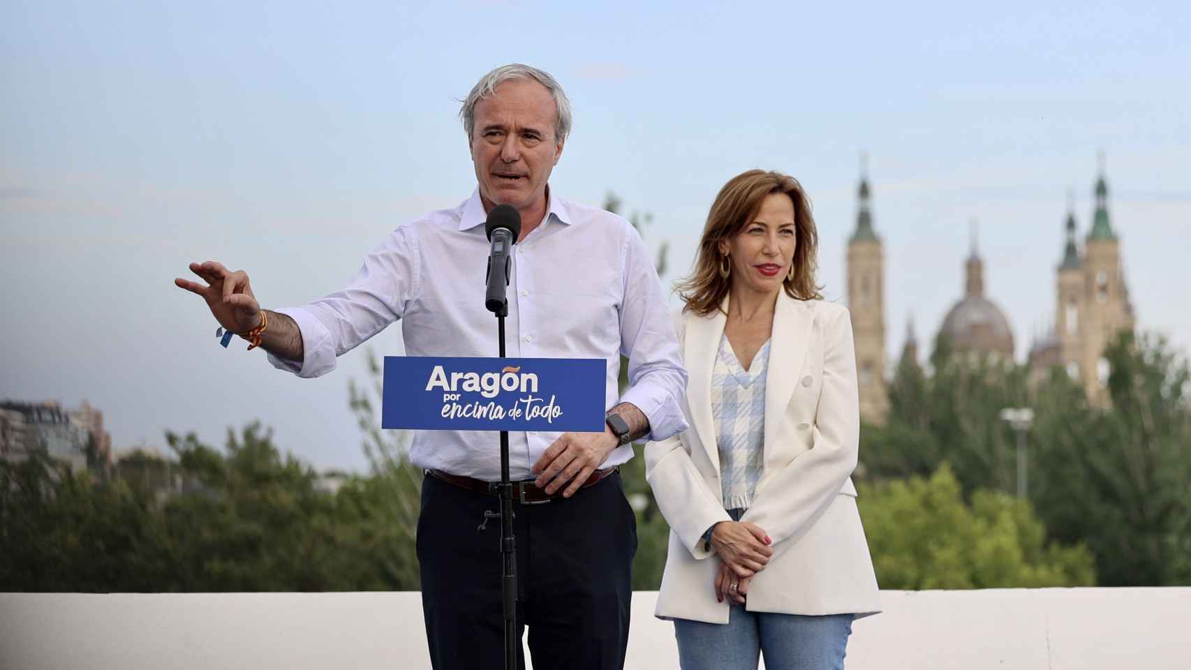 El candidato del PP en Aragón, Jorge Azcón, en un mitin con la candidata en Zaragoza, Natalia Chueca