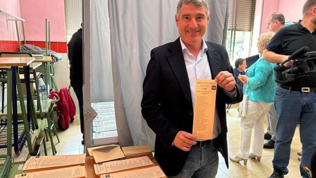 El candidato del PP, Pepe Vegara, al votar este domingo en Orihuela.