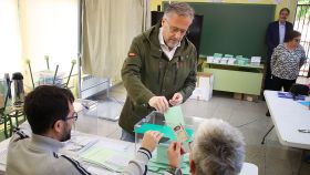 El presidente de las Cortes de Castilla y León, Carlos Pollán, ejerce el derecho al voto en la localidad de Carvajal de la Legua, en la mañana de este domingo.