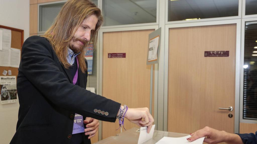 El líder de Unidas Podemos en Castilla y León, Pablo Fernández, ejerce su derecho al voto en el Ayuntamiento de San Marcelo, este domingo.