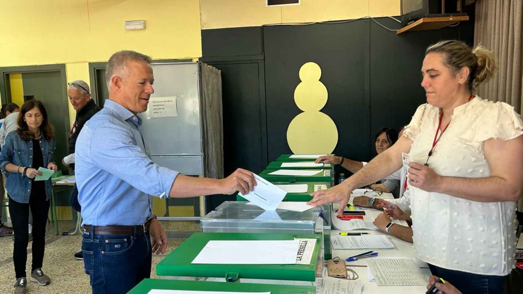 El presidente del Senado, Ander Gil, vota en la localidad burgalesa de Villasana de Mena en la mañana de este domingo.