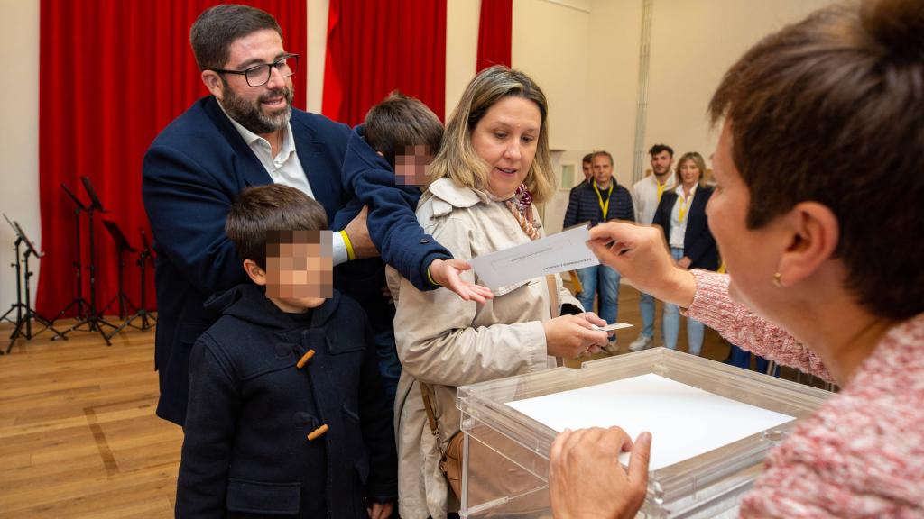 Jesús Manuel Sánchez Cabrera, alcalde de Ávila y candidato a la reelección por Por Ávila, votando en el Conservatorio Profesional de Música Tomás Luis de Victoria