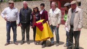 El ganador del Certamen de Tentaderos, Ekaitz Moreno, recogiendo el premio