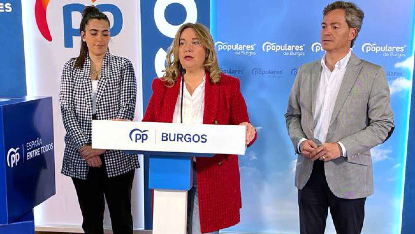 La candidata del Partido Popular a la alcaldía de Burgos, Cristina Ayala, en una rueda de prensa