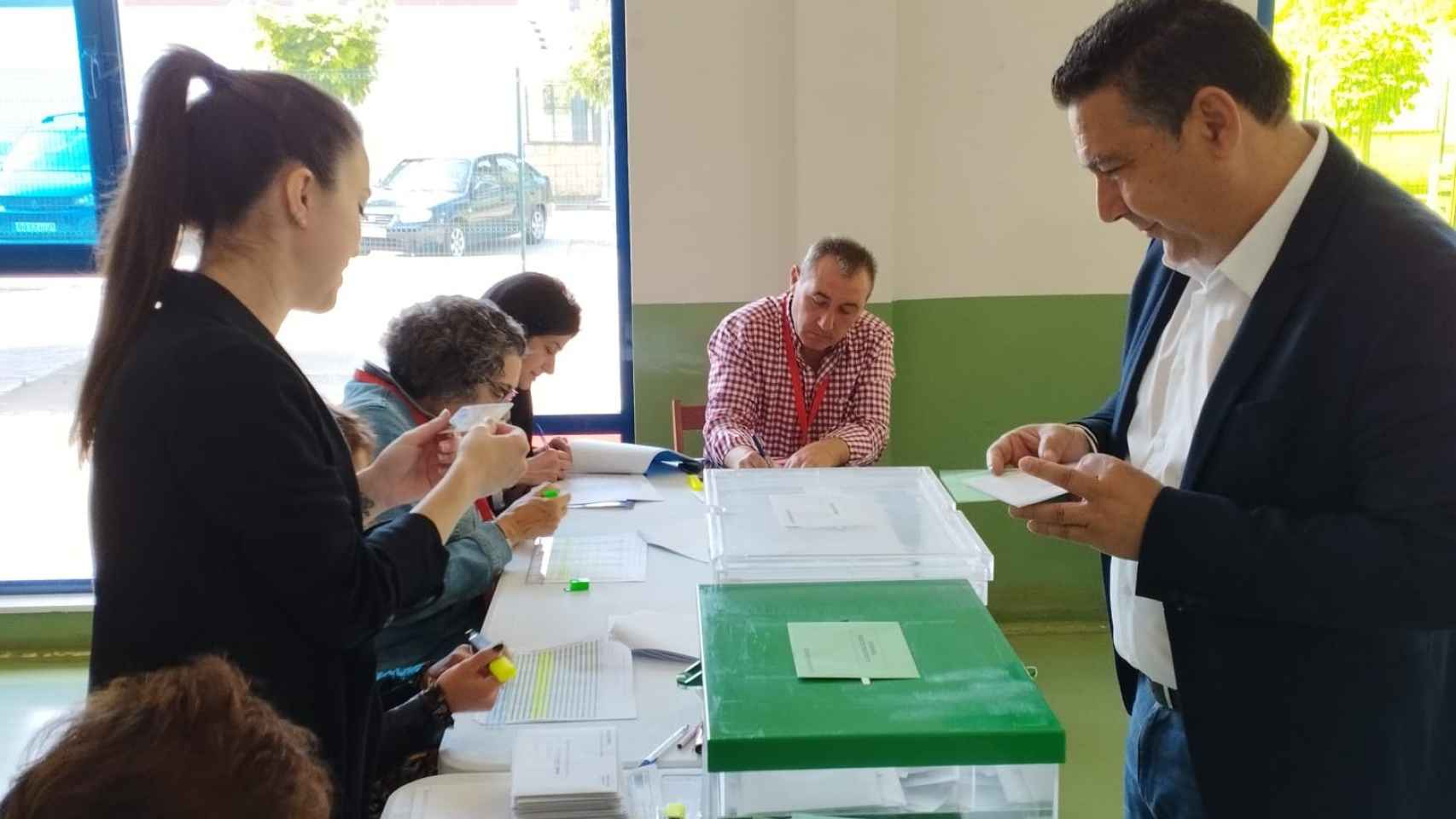 El líder de UPL, Luis Mariano Santos, vota en el municipio leonés de Cistierna, este domingo.