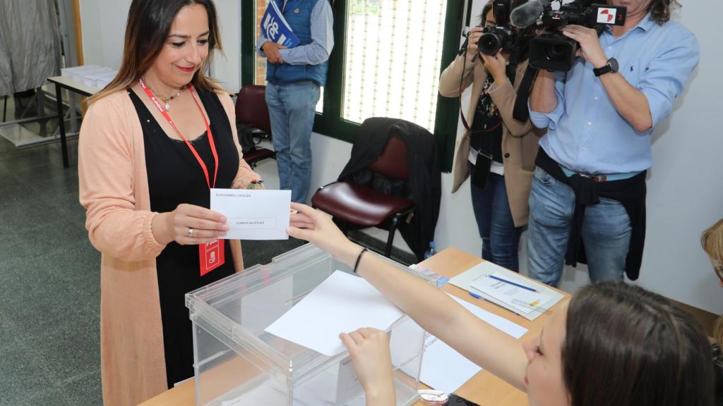 La candidata del PSOE a la Alcaldía de Palencia, Miriam Andrés, ejerce su derecho a voto