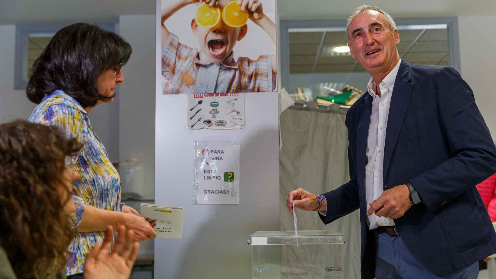El candidato del PP a la Alcaldía de Segovia, José Mazarías, ejerciendo su derecho a voto