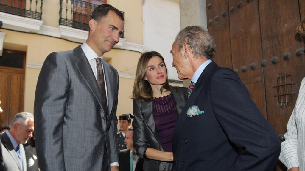 Los reyes Felipe y Letizia, junto a Antonio Gala.