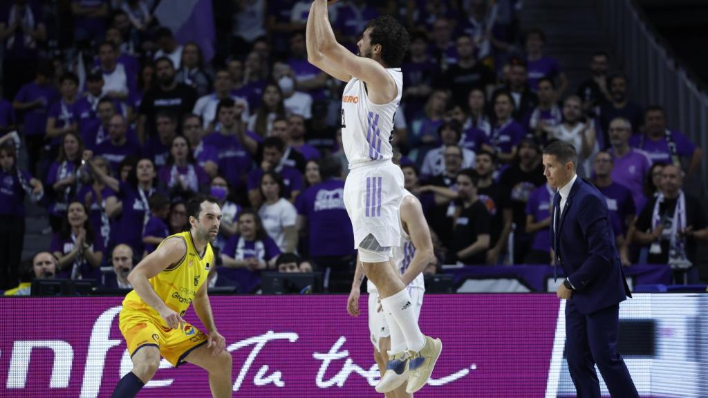 Lanzamiento de triple de Sergio Llull, en el Real Madrid - Gran Canaria de los playoffs de la ACB 2022/2023