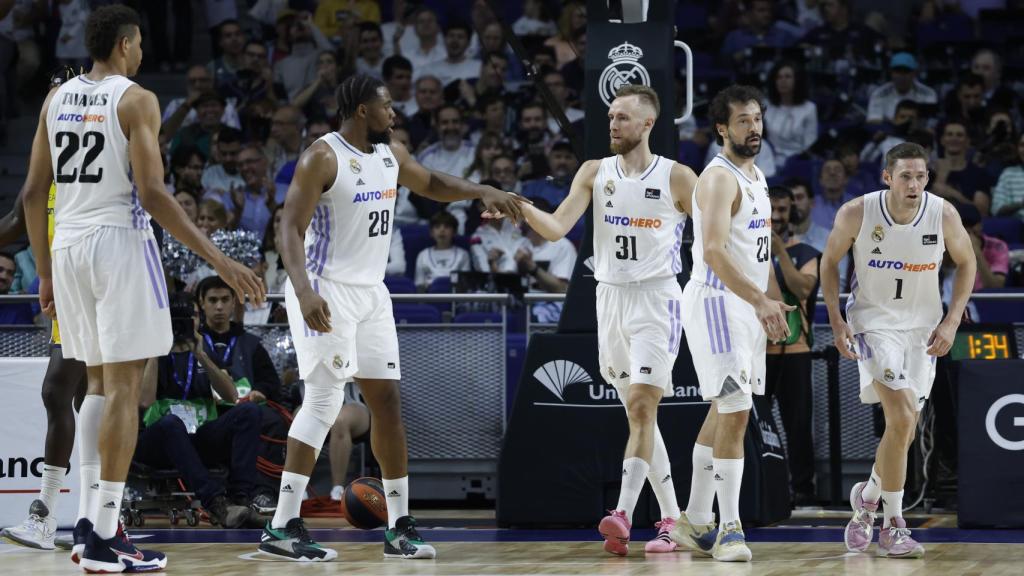 Tavares, Yabusele, Musa, Llull y Causeur, durante el Real Madrid - Gran Canaria de los playoffs