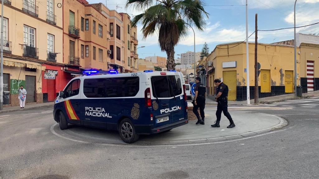 Agentes de la Policía Nacional, en las inmediaciones del CEIP Ramón Solá.