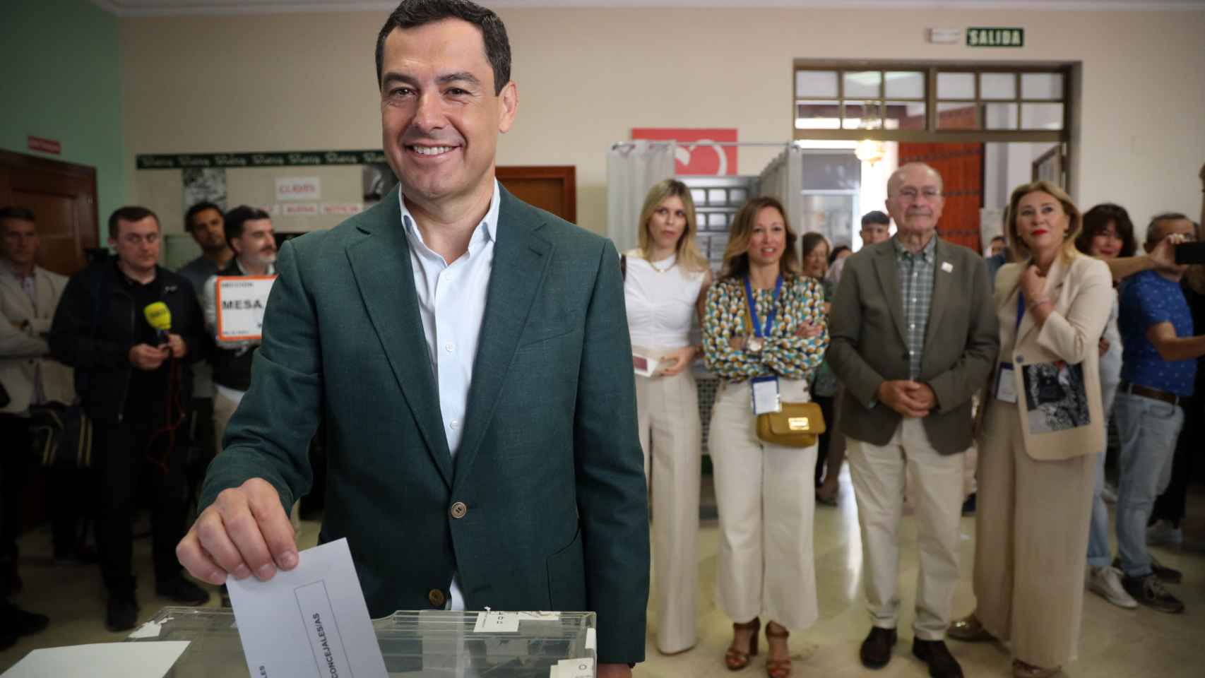 El presidente del PP andaluz y de la Junta, Juanma Moreno, vota en Málaga este domingo.