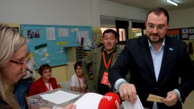 El presidente del Principado, Adrián Barbón, ejerciendo este domingo su derecho a voto