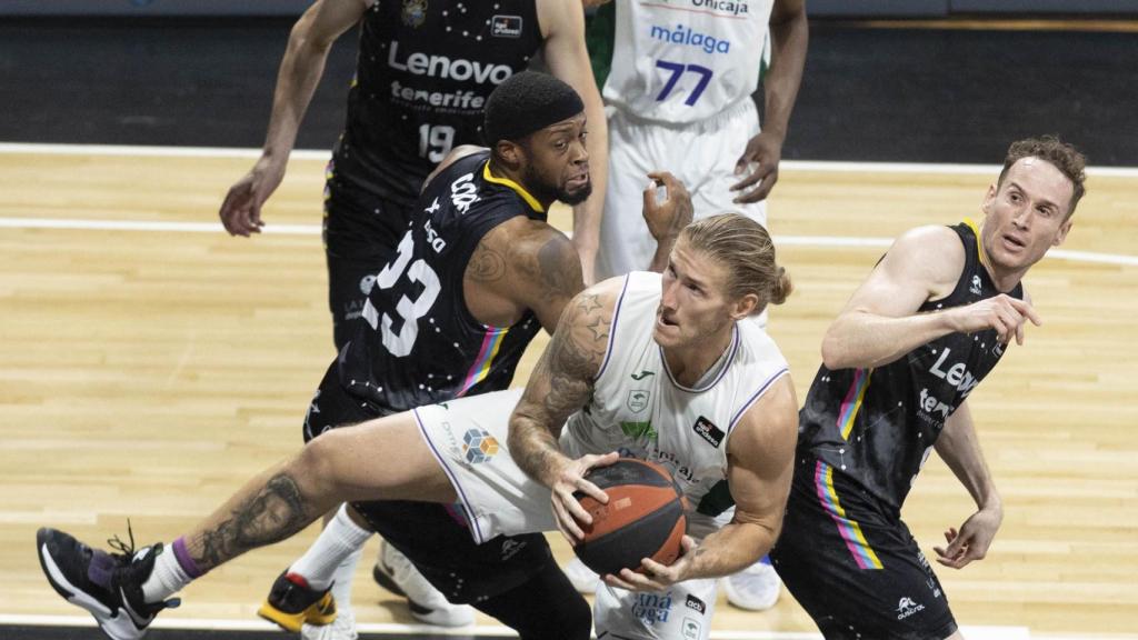 Dylan Osetkowski durante el Lenovo Tenerife vs. Unicaja de Málaga