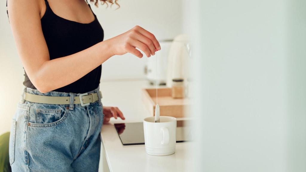 Mujer preparando una infusión. Foto: iStock