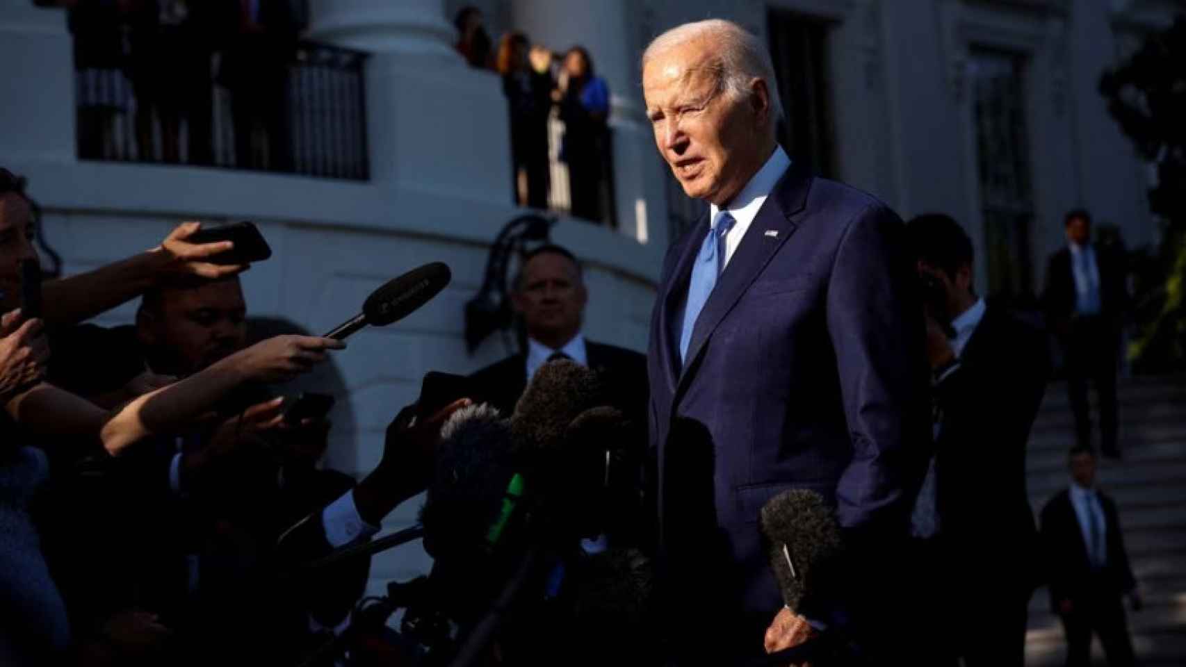 El presidente de los Estados Unidos, Joe Biden, atiende a los medios