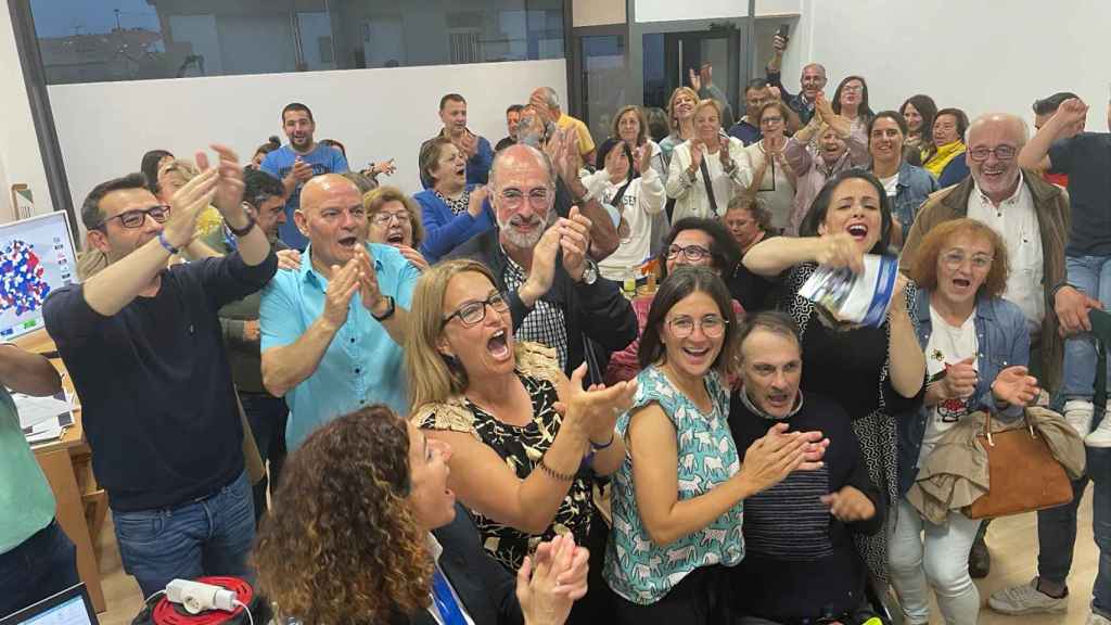 Jesús Vázquez Almuiña celebra los resultados del PP en Baiona.