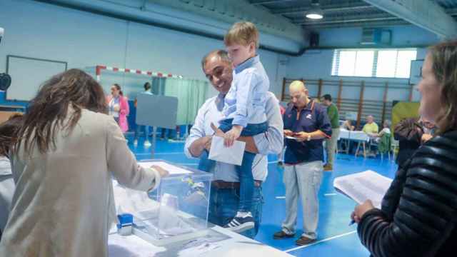 Ángel Moldes (PP) acude a las urnas en Poio (Pontevedra).