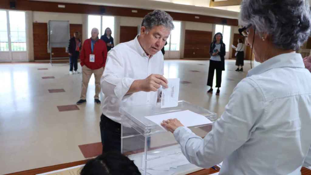 Miguel Anxo Fernández Lores, alcalde de Pontevedra, votó en Marcón.