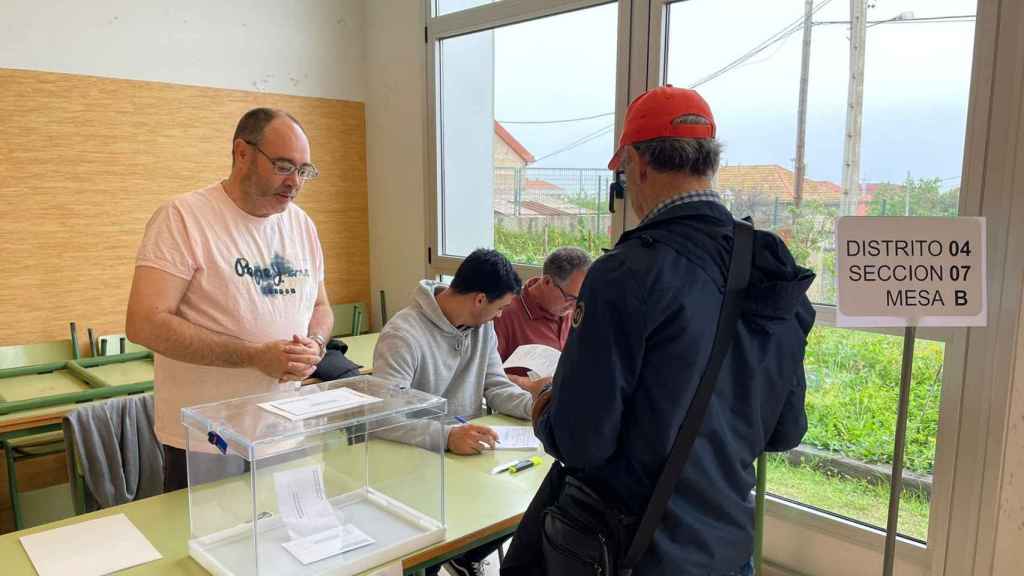 Imagen de archivo de un votante en unas elecciones.