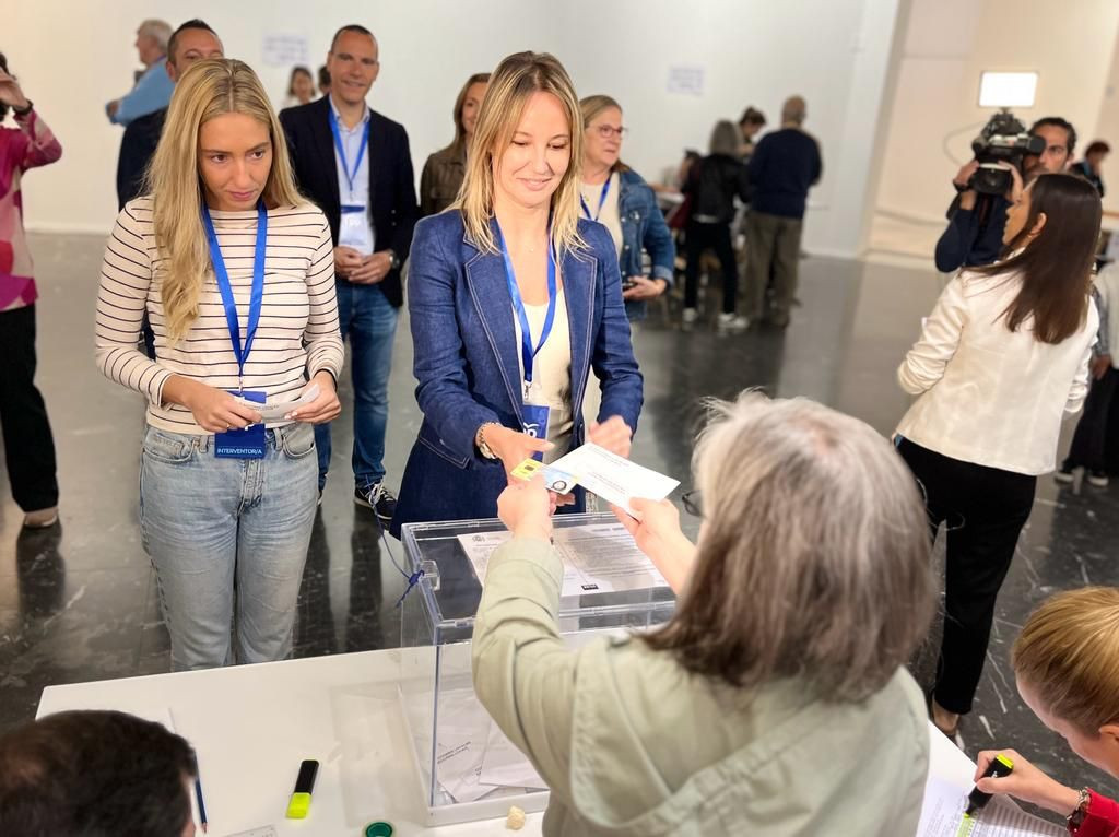 La popular Marta Fernández-Tapias votando esta mañana en la Casa das Artes de la ciudad olívica. (Cedida)