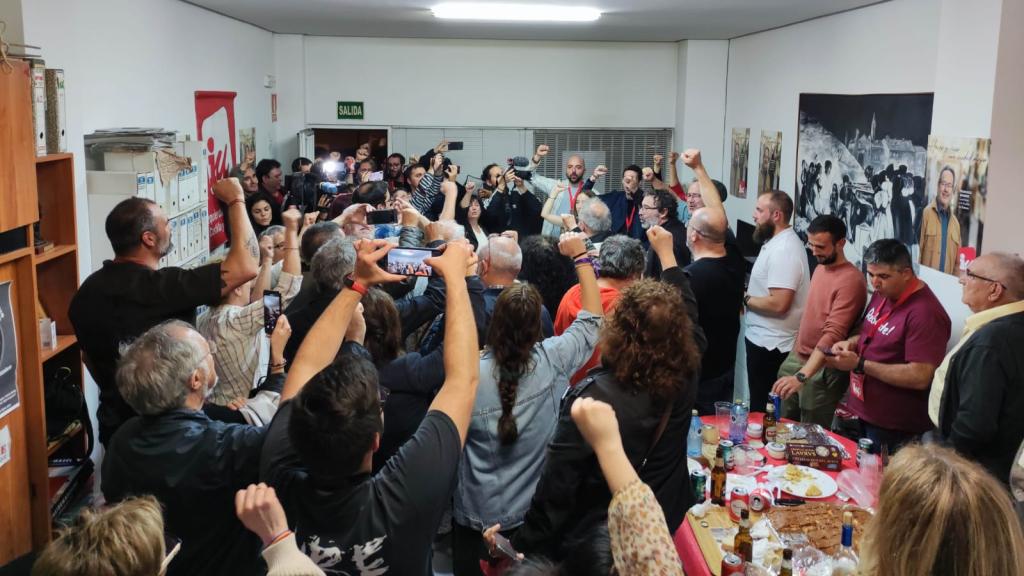 Izquierda Unida Zamora canta la Internacional en su sede tras la victoria de Guarido